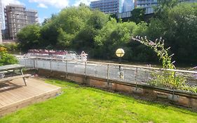 Luxury 2 Bed Apt On River, Wifi, Parking, Garden
